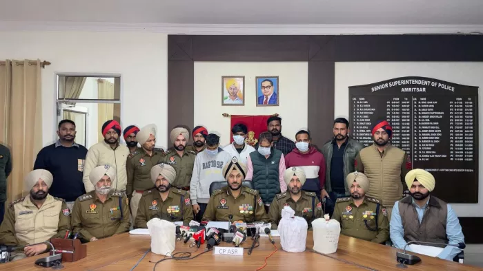 गिरफ्तारल किए गए तस्करों के साथ पंजाब पुलिस के अधिकारी