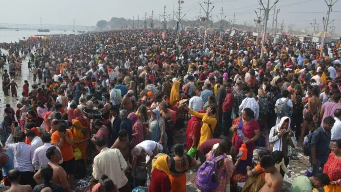 महाकुंभ मेला में संगम स्नान करने के लिए उमड़ी श्रद्धालुओं की भीड़। गिरीश श्रीवास्तव