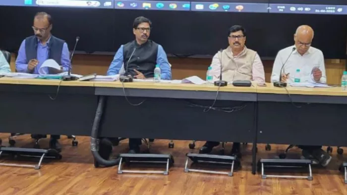 पथनिर्माण विभाग की योजनाओं एवं कार्यों की समीक्षा करते विभाग के प्रधान सचिव सुनील कुमार एवं अन्य। (फोटो जागरण)
