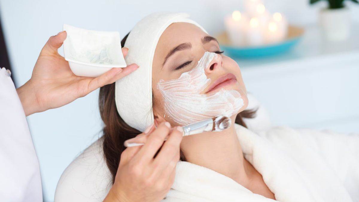 https://www.jagranimages.com/images/newimg/22022025/22_02_2025-raw_milk_for_skin_23888850.jpg