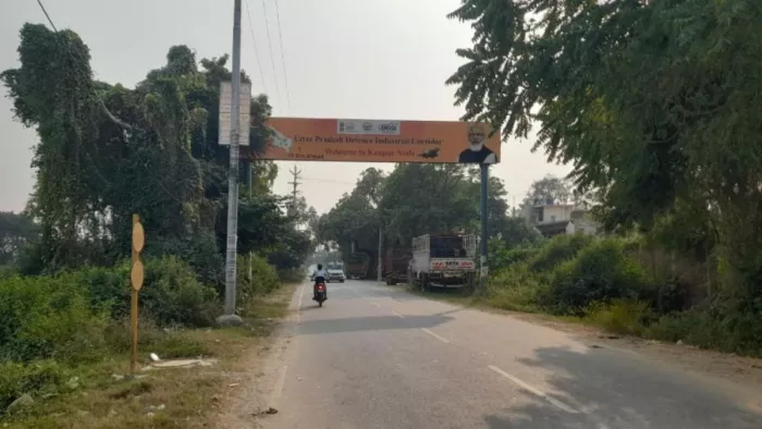 नर्वल मोड़ सरसौल- साढ़ मार्ग से गुजरते वाहन सवार। जागरण