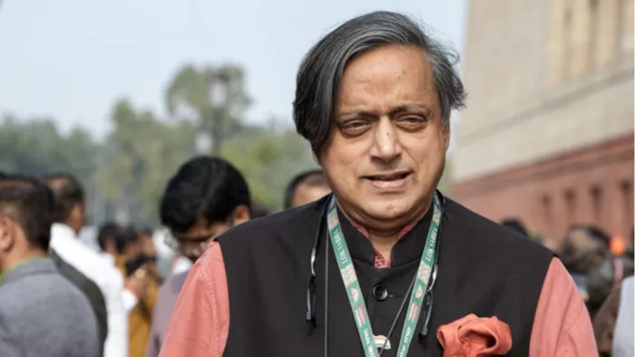 कांग्रेस नेताओं के रुख से परेशान थरूर। (फोटो- पीटीआई)