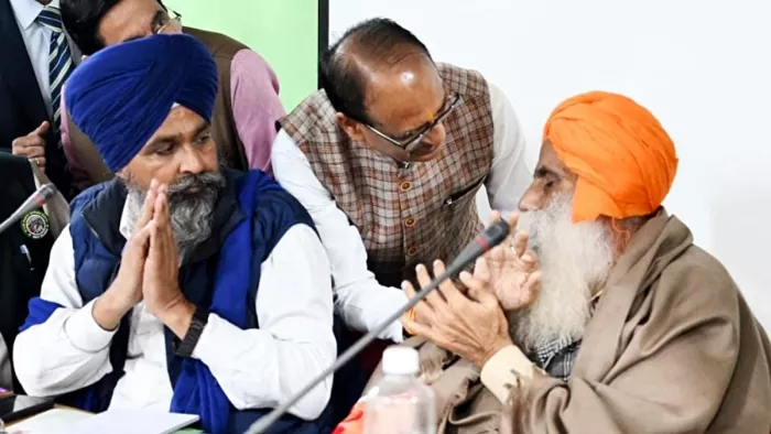 शिवराज सिंह किसान नेताओं की बैठक से पहले किसान नेता जगजीत सिंह दल्लेवाल से मुलाकात करते हुए। (एएनआई फोटो)