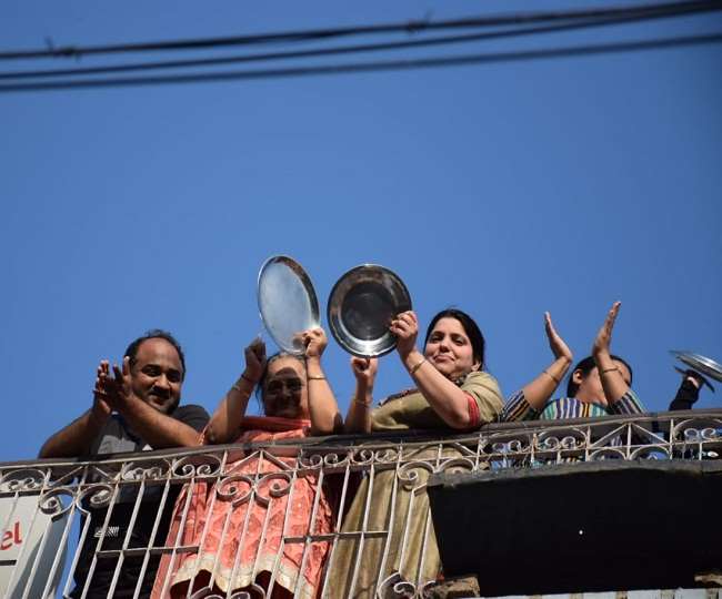 People expressed their respect to the Corona warriors by clapping and bell