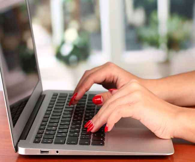 Typing mini. Ноутбук руки. Женские руки на клавиатуре. Руки и компьютер. Набор текста.