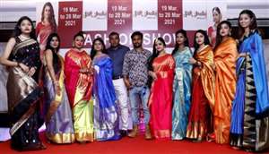 ग्राहकों को लुभा रही हैं 15 राज्यों की हैंडलूम साड़ियां