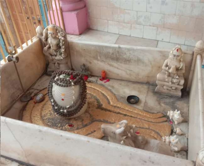 वाराणसी में गंगा तट स्थित शीतला घाट पर बना पाकिस्तान महादेव मंदिर।