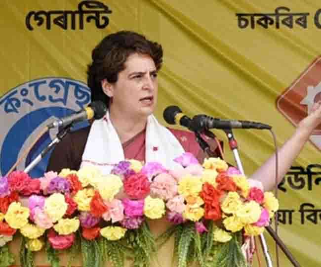 असम के चुनावी जनसभा में बोलती हुईं प्रियंका गांधी वाड्रा