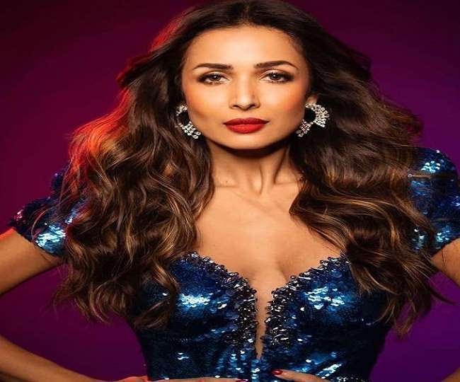 मलाइका अरोड़ा की होटल से बोल्ड सेल्फी हुई वायरल, शीशी के सामने डीप नेक गाउन में तस्वीर देख फैंस के उड़े होश