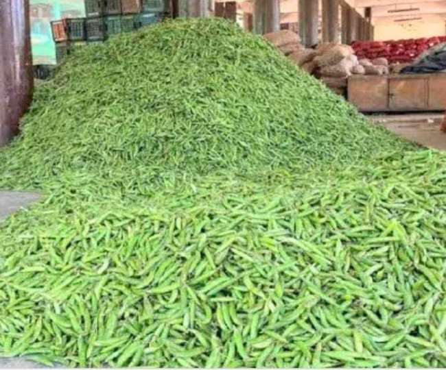 knock of pahari peas in solan market and sold for 40 rupees per kilogram