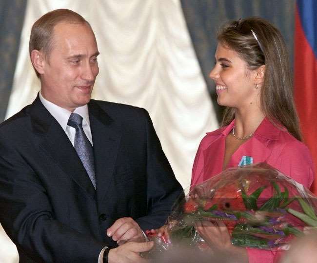रूस के राष्‍ट्रपति व्‍लादिमीर पुतिन अपनी गर्लफ्रेंड एलिना के साथ (फाइल फोटो एएफपी)