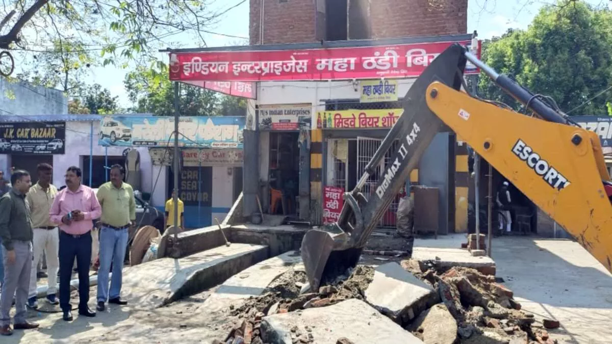 Bulldozer in UP: रामपुर में फिर चला बुलडोजर, हाईवे पर हटाए गए अवैध कब्जे