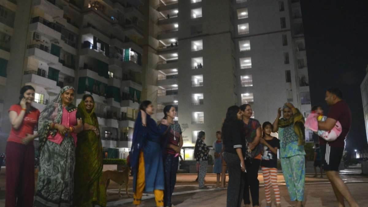 earthquake in agra tajnagari shaken by the tremors of the earthquake people came out of their homes