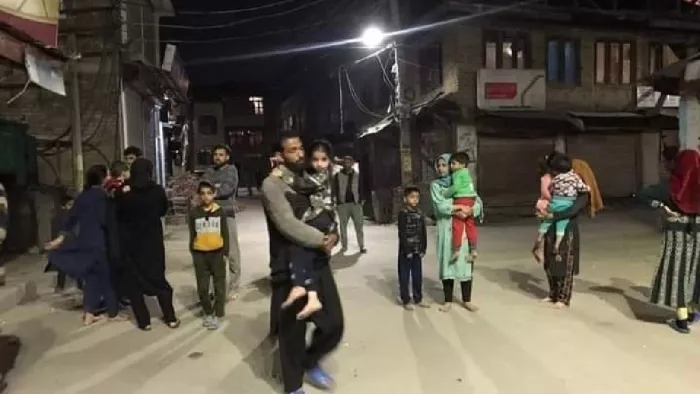 जम्मू कश्मीर में जैसे ही भूकंप आया लोग अपने घरों से बाहर निकल