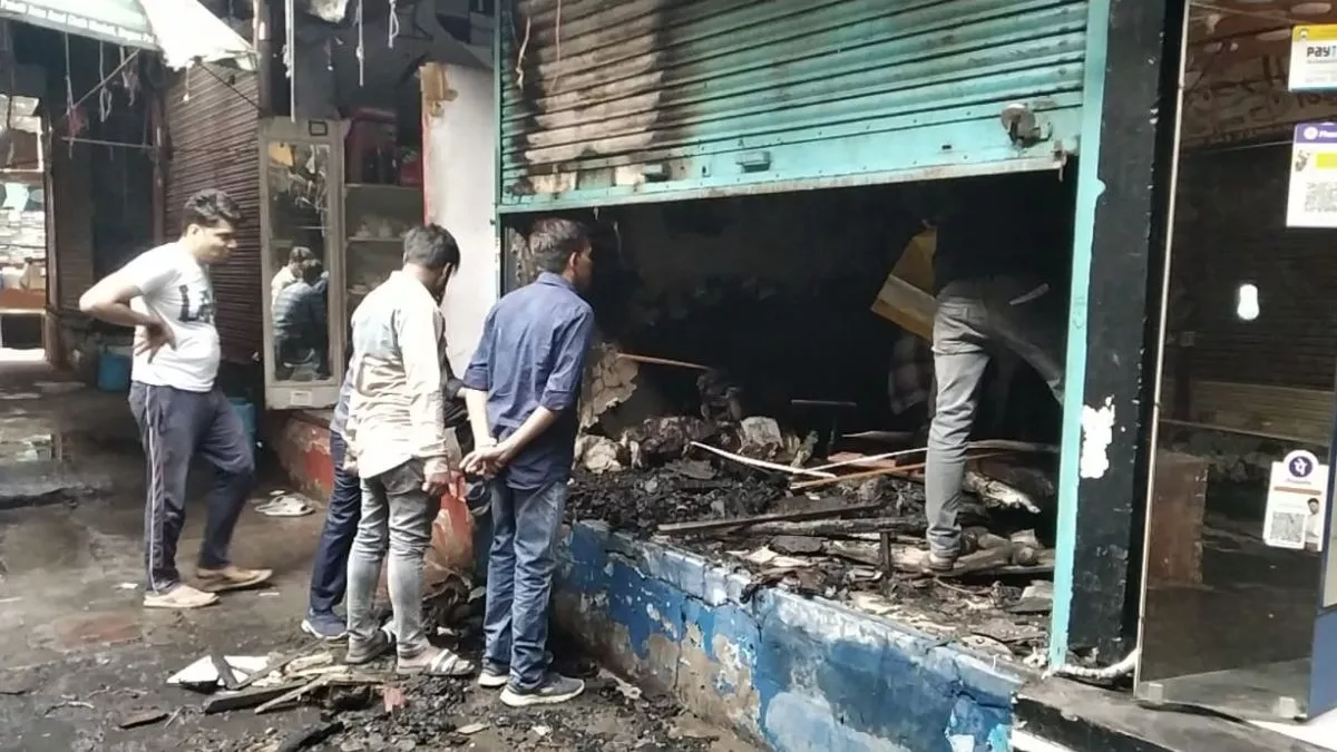 Meerut News: कपड़े की दुकान में लगी भीषण आग, जलकर राख हुआ सबकुछ, मलबा हटाने में सुरक्षित मिली कुरान शरीफ