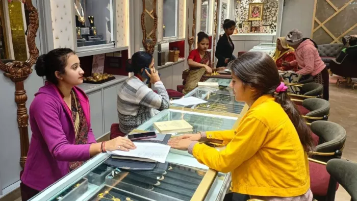 Gold Price Today: सोने पर बिखरी सुनहरी चमक।