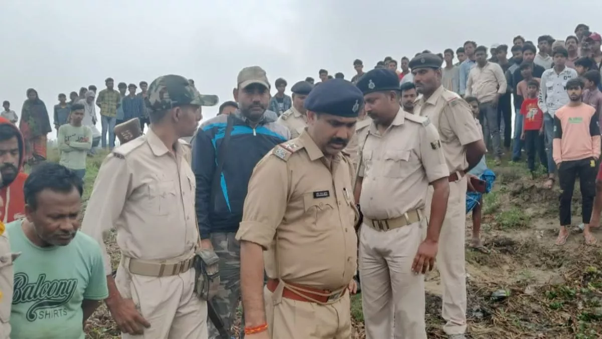 बगहा सैदा चंवर स्थित तालाब किनारे जांच पड़ताल करती पुलिस