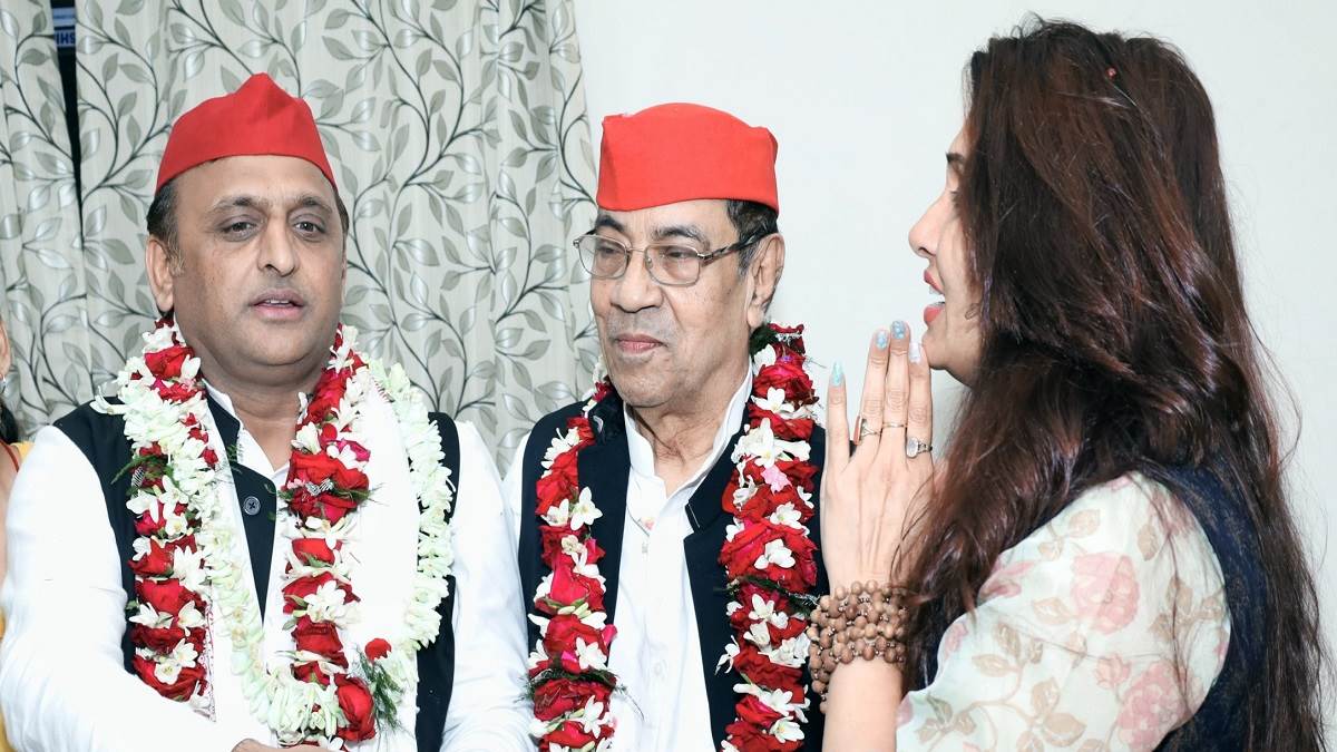 akhilesh yadav visit sp leader kajal nishad home actress welcome with open heart compair sp chief with lord ram