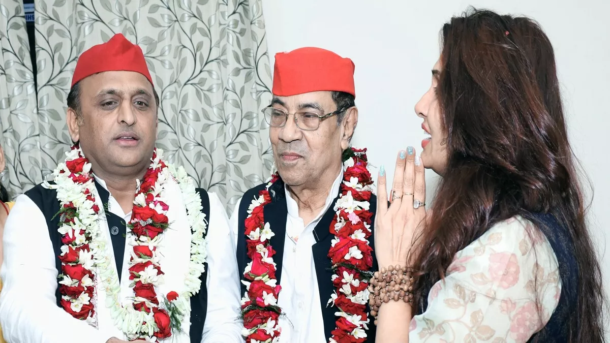 एक्ट्रेस के घर पहुंचे अखिलेश यादव तो हुईं भावुक, कहा- ढोल नगाड़े बजाओ मेरे घर राम आए हैं