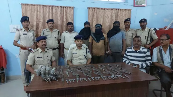 बिहार एसटीएफ एवं बंगाल एसटीएफ की टीम ने धमदाहा के कुकरौन में पकड़ी हथियार बनाने की मिनी गन फैक्ट्री।