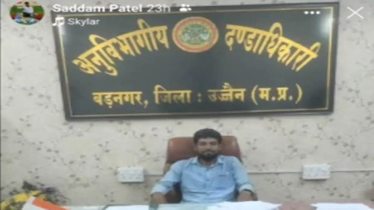 MP News: बडनगर में SDM की कुर्सी पर बैठा मजदूर, तस्वीरें वायरल होते ही मचा हड़कंप; कार्रवाई के आदेश