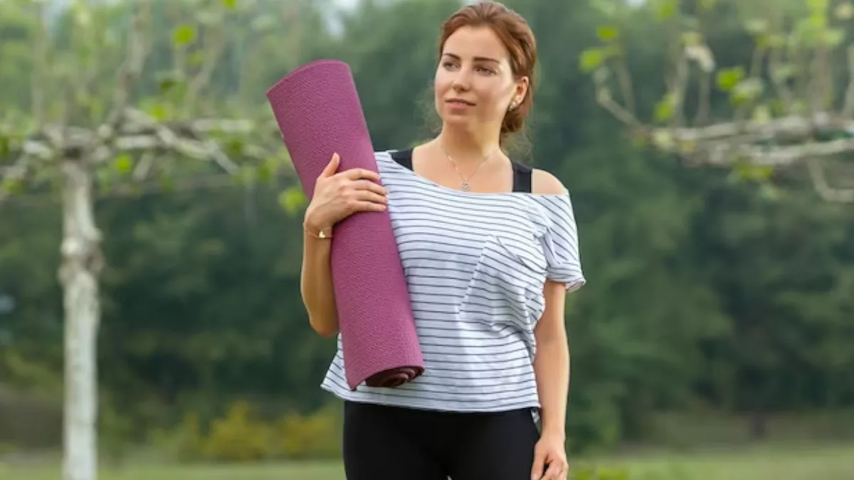 Yoga Mat Cleaning Tips: योगा मैट न बन जाए बीमारियों का घर, इन तरीकों से करें इसे आसानी से साफ