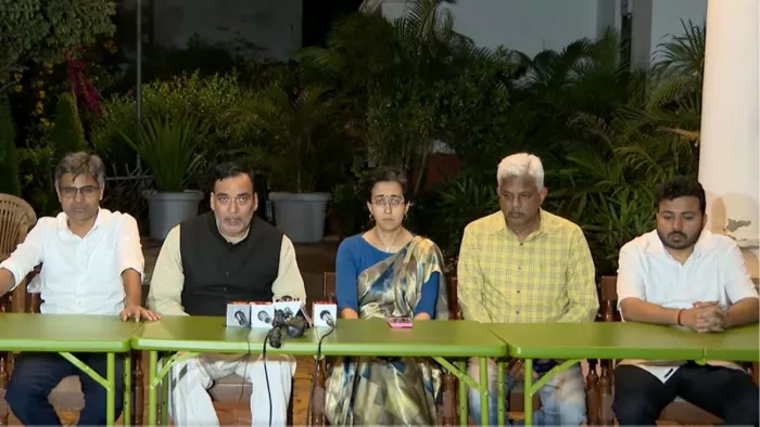 सुनीता केजरीवाल या आतिशी हो सकती हैं दिल्ली की नई मुख्यमंत्री।
