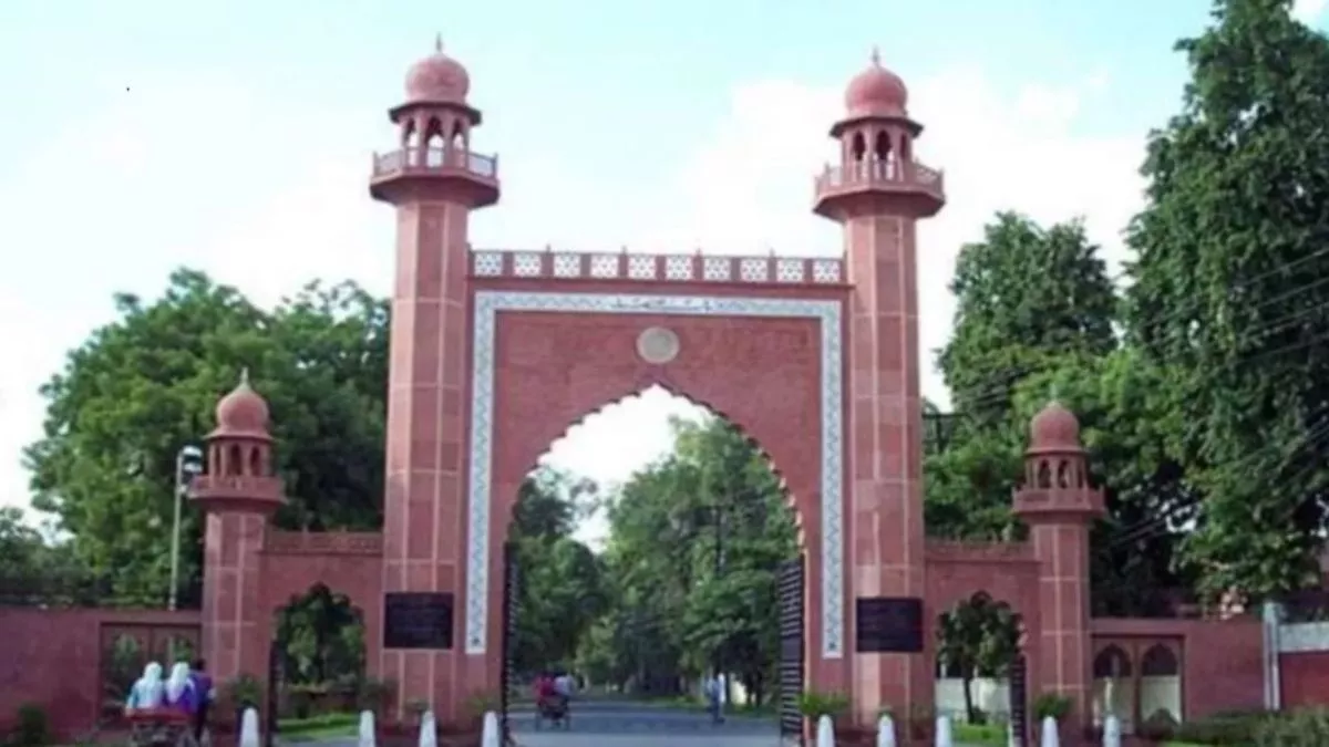 Aligarh Muslim University में होली खेलने को लेकर विवाद; बाबे सैयद पर नमाज के बाद लगे अल्लाहु अकबर और प्रबंधन मुर्दाबाद के नारे
