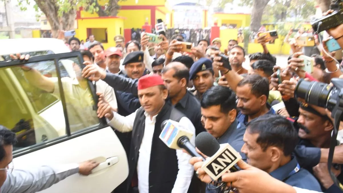 आजम खान से जेल में मिलने पहुंचे अखिलेश यादव