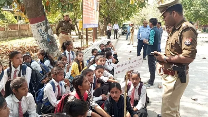 प्रधानाचार्य का तबादला रुकवाने के लिए कलेक्ट्रेट पहुंचे छात्र, फूट-फूटकर रोए