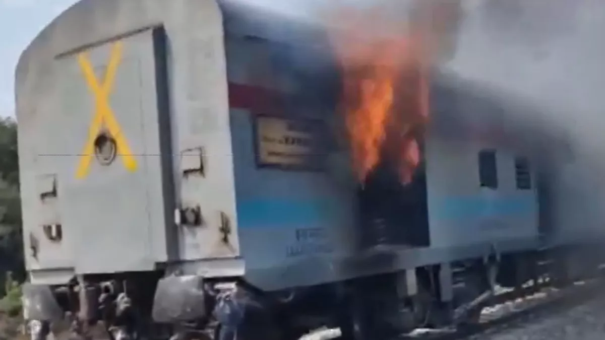 Godan Express Fire: मुंबई से गोरखपुर जा रही गोदान एक्सप्रेस की बोगी में भीषण आग, बाल-बाल बचे यात्री