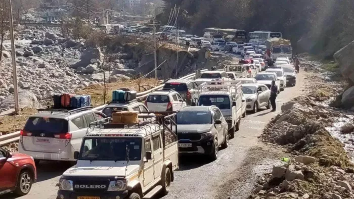 Himachal Weather Update: हिमाचल में 223 सड़कें अभी भी बंद