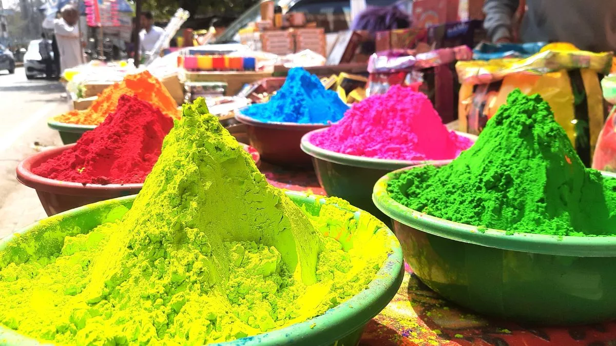 Holi 2024: रंगों के त्‍योहार ने बढ़ाई बाजार की रौनक, पबजी टैंक और सीज फायर सिलेंडर बने बच्चों की पहली पसंद