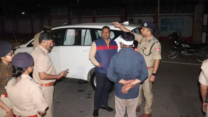 लूट के बाद मौके पर जानकारी करते आइजी दीपक कुमार और एसएसपी शैलेश कुमार पांडेय। सौजन्य से पुलिस विभाग