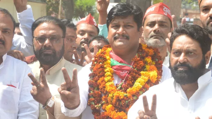 Bijnor News: सपा के मनोज कुमार नामांकन पत्र दाखिल करने के दाैरान।