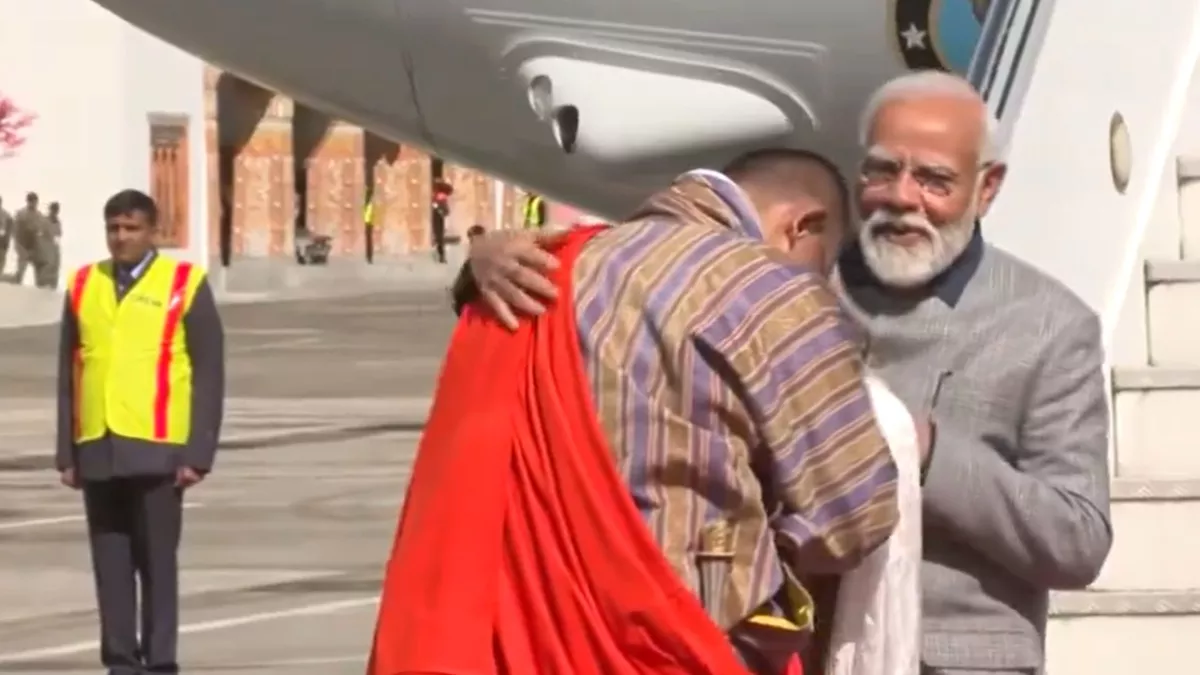 PM Modi Bhutan Visits: भूटान पहुंचे पीएम मोदी, प्रधानमंत्री शेरिंग टोबगे ने किया जोरदार स्वागत; देखें Video