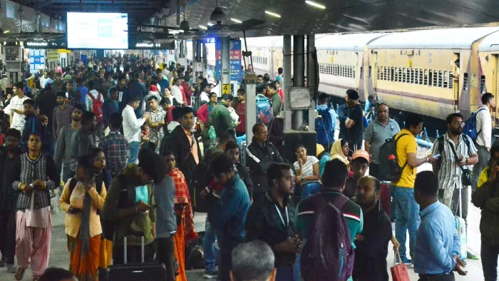 होली के चलते रांची रेलवे स्टेशन में यात्रियों की भारी भीड़।
