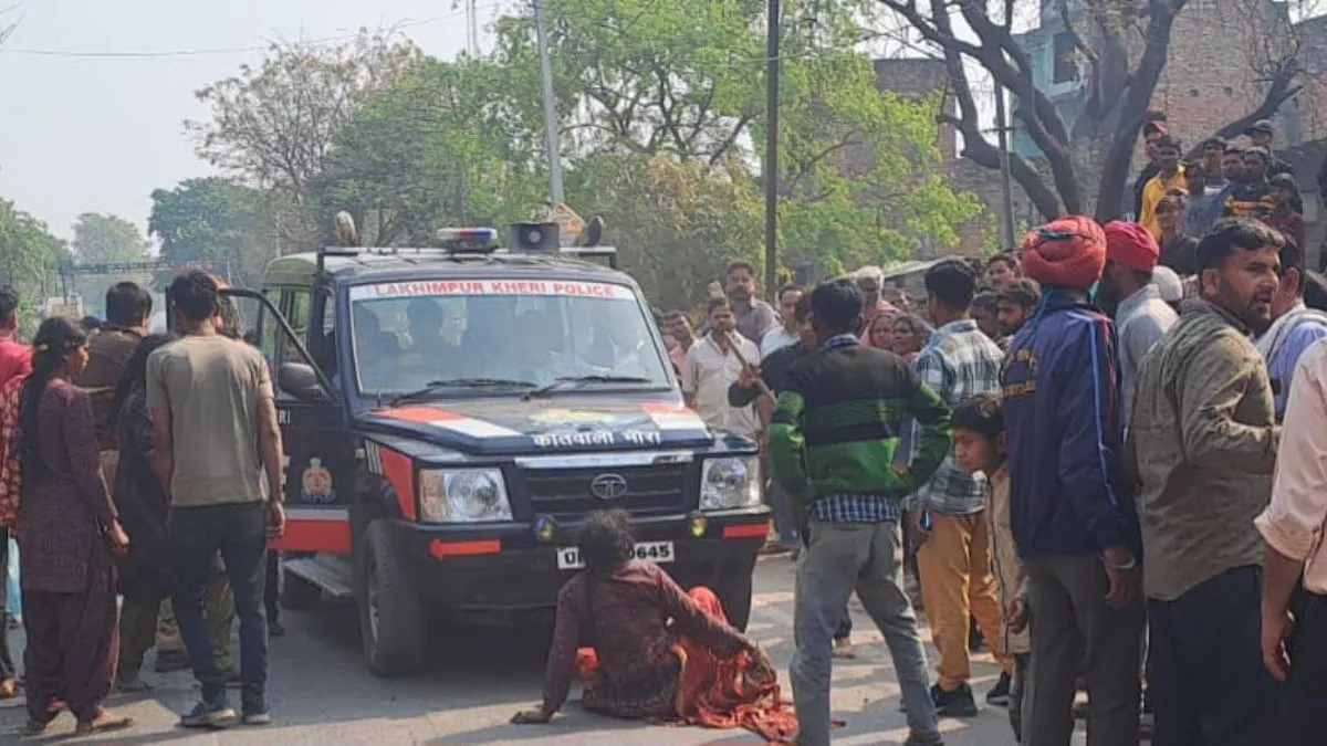 Lakhimpur News: पुलिस पर लाठी-डंडों से हमला, जीप के शीशे तोड़े- लोगों ने ऐसा कर दिया पुलिसकर्मीयों का हाल; तीन घायल