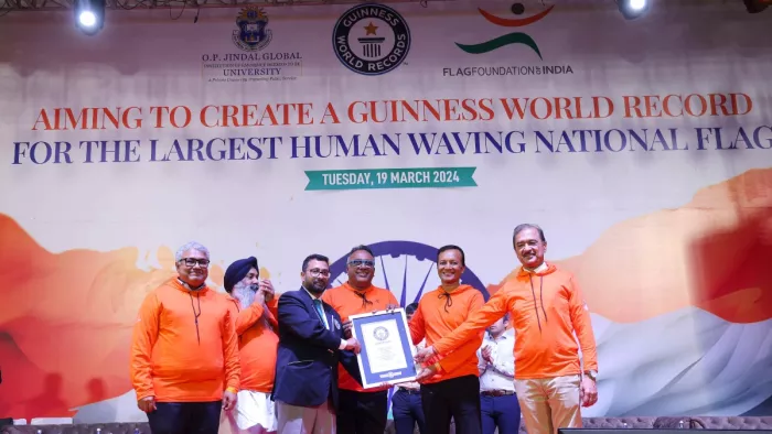 सबसे बड़े मानव राष्ट्रीय ध्वज बनाकर गिनीज वर्ल्ड रिकॉर्ड का प्रमाणपत्र हासिल करते जिंदल ग्लोबल यूनिवर्सिटी के संस्थापक नवीन जिंदल