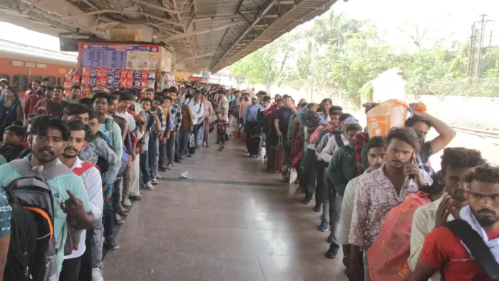 गोरखपुर रेलवे बस स्टेशन पर यात्रियों का दबाव बढ़ता जा रहा है। जागरण