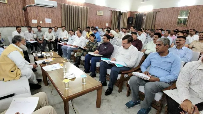 12 मई 2023 को सर्किट हाउस में विज अधिकारियों की मीटिंग लेते हुए।