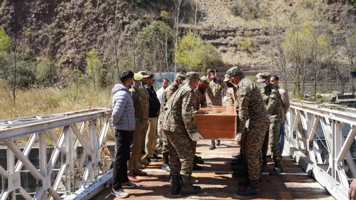 पाकिस्तान ने भारतीय सेना को सौंपे युवक-युवती के शव।