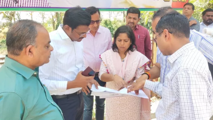 अनवरगंज एलीवेटेड ट्रैक को लेकर रेलवे अधिकारियों के साथ निरीक्षण करते मंडलायुक्त के विजयेन्द्र पांडियन (बाएं से दूसरे)। जिला प्रशासन