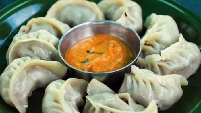 सड़क किनारे मोमोज खा रहे इंजीनियर से सोने की चेन छीन ली।