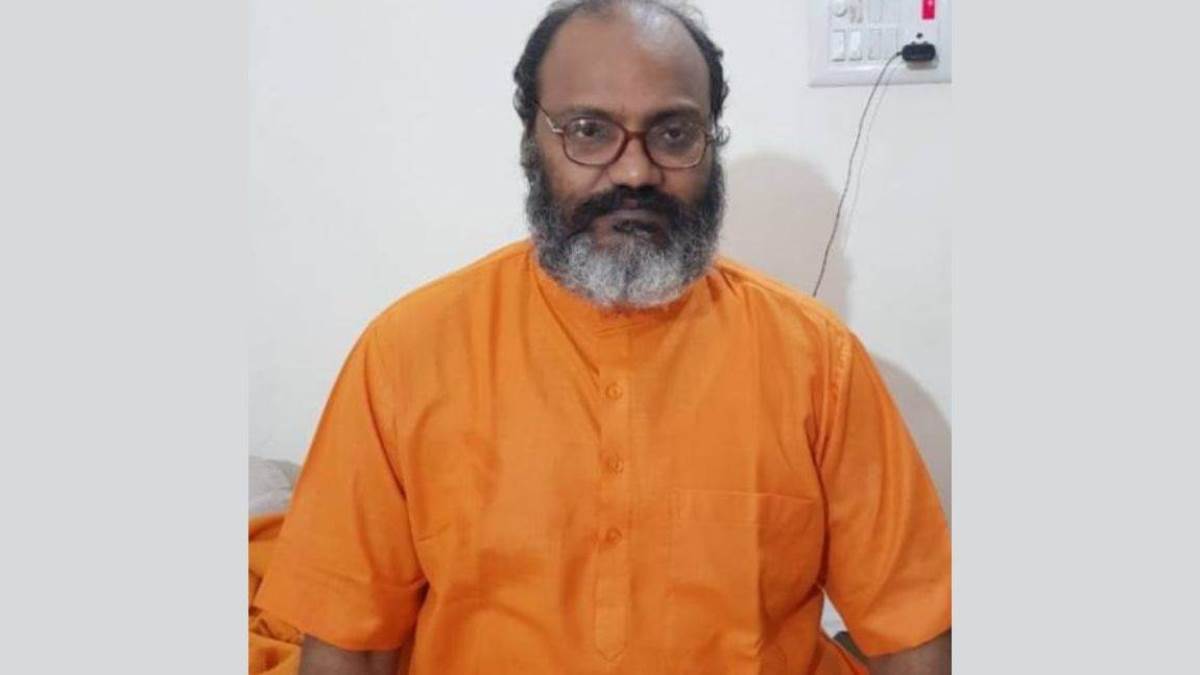 ncr yati narsinghanand in trouble for controversial remarks against mahatma gandhi and police commissioner