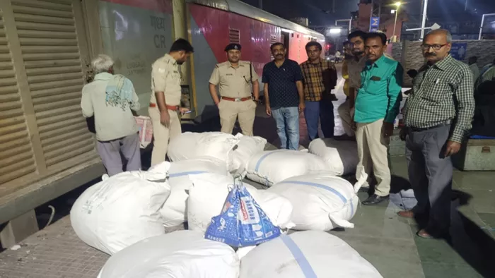 राजधानी एक्सप्रेस में 10 बोरियां मिलने से हड़कंप (जागरण)