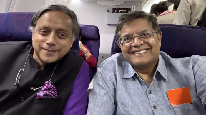 भाजपा सांसद बैजयंत जय पांडा के साथ कांग्रेस सांसद शशि थरूर की सेल्फी सोशल मीडिया पर वायरल।(फोटो सोर्स: बैजयंत पांडा)