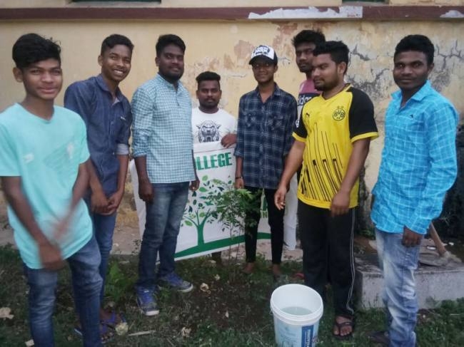 विश्व पृथ्वी दिवस पर टाटा कॉलेज में लगाए गए पौधे