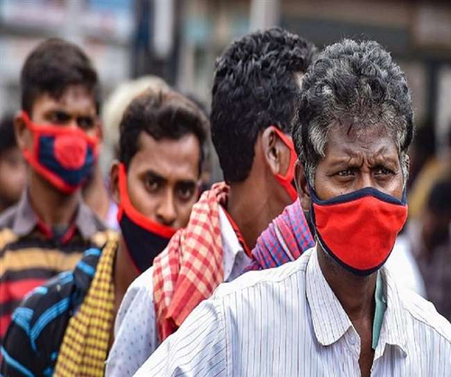 भारत में कोरोना की दूसरी लहर बेकाबू हो चुकी है। (फोटो: दैनिक जागरण)