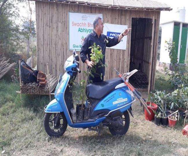 पर्यावरणकर्मी पीपल बाबा लोगों को बताते हुए।